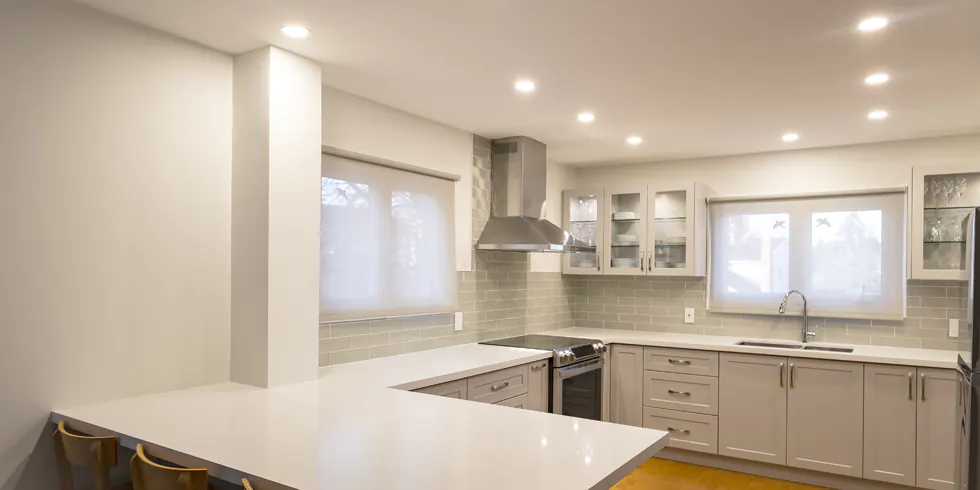 LED Einbauspots bei bigE Das Bild zeigt LED Deckeneinbauspts in einer Küche