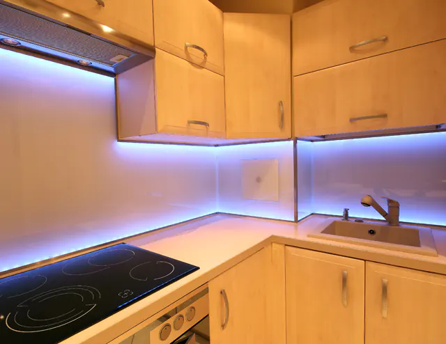 LED Stripes und Bänder bei bigE Das Bild zeigt eine mit LED Bändern indirekt beleuchtete Küche