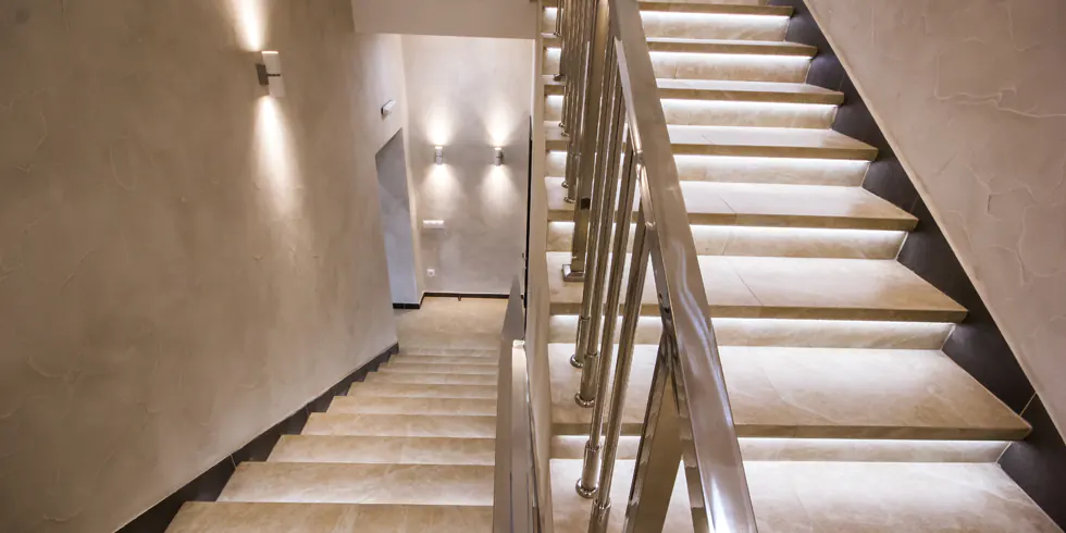 LED Treppenbeleuchtung bei bigE Das Bild zeigt eine üppig mit LED beleuchtete Treppe