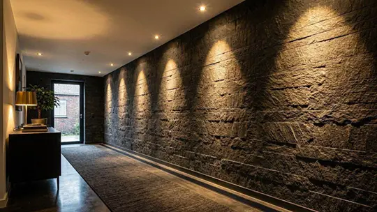 Gezielte Akzentbeleuchtung einer Wand mit schwenkbaren Deckenstrahlern