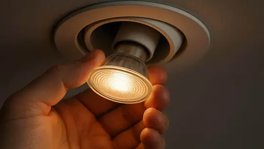 Wechsel eines GU10 LED Leuchtmittels im Einbaurahmen