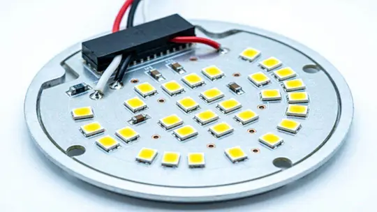 Innenleben eines fest verbauten LED Einbaustrahlers mit SMD Platinen
