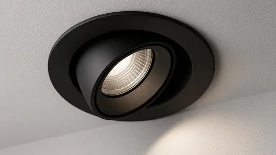 Schwenkbarer, matt-schwarzer Einbaurahmen in einer weißen Decke